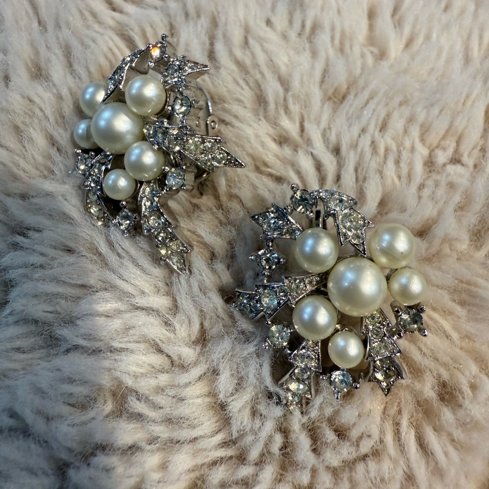 Trifari signed Faux Pearl Silver Tone Clip On‎ Earrings